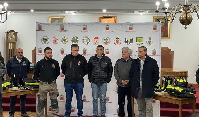UN BOMBERO, UN UNIFORME